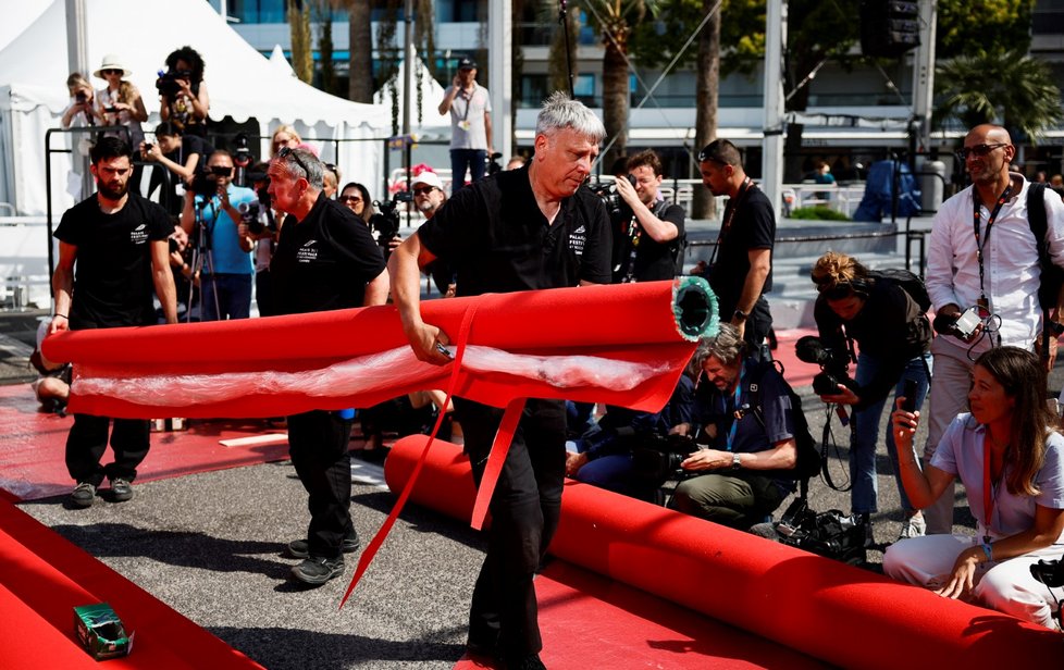 Přípravy na zahájení festivalu v Cannes 2022