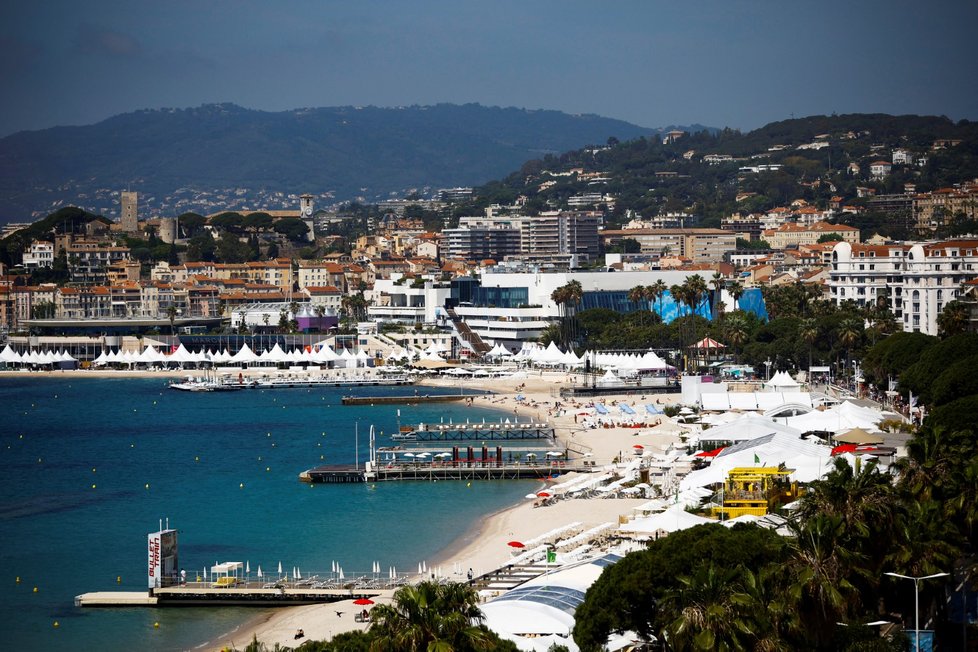 Přípravy na zahájení festivalu v Cannes 2022