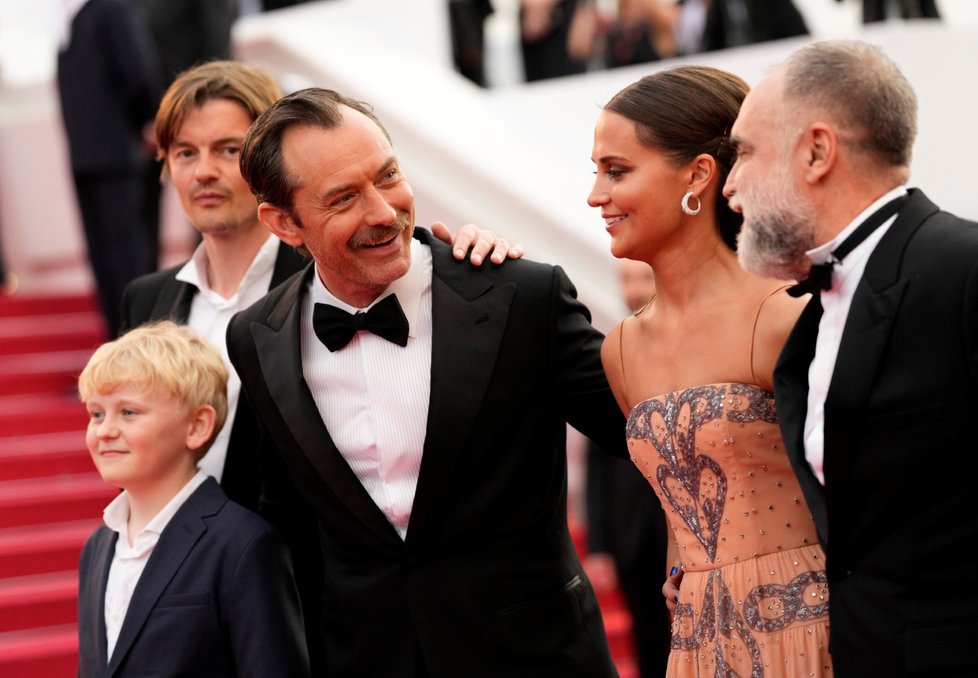 Švédská herečka Alicia Vikander a Jude Law v Cannes