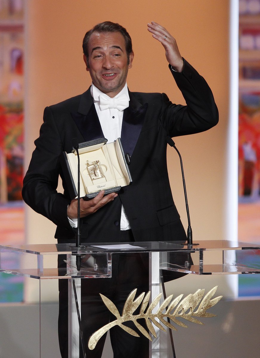 Nejlepší herec Jean Dujardin dostal cenu za hlavní roli ve filmu &#34;The Artist&#34;