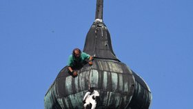 Lezec podstoupil náročný a nebezpečný průlez kostelem, aby opeřence zachránil, bohužel zraněný pták uhynul.