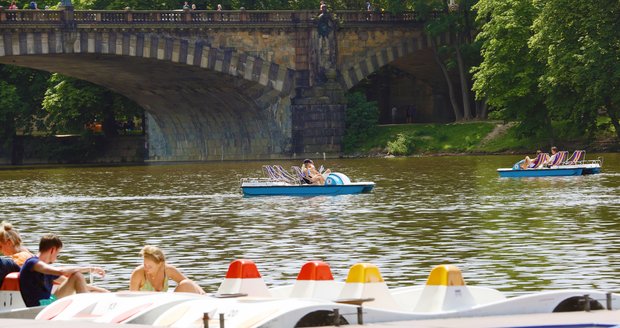 Na Smetanově poloostrově si můžete půjčit loďky, šlapadla, nebo vyzkoušet tzv. water zorbing. 