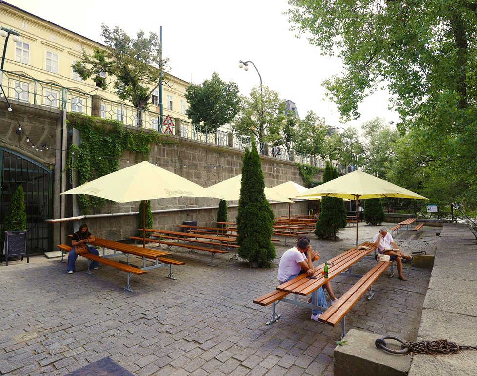 Občerstvení, zábava, hudba, odpočinek ani trocha sportu nechybí v novém prostoru pod Smetanovým nábřežím, v Čapadle.