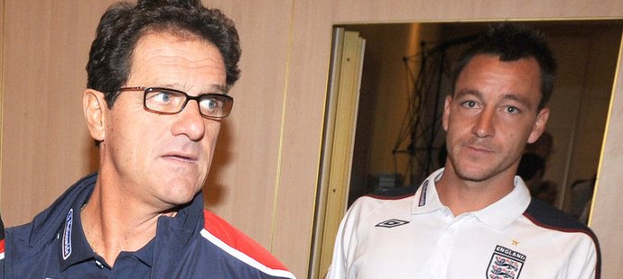 Fabio Capello a John Terry. Na těchto dvou nyní v Anglii asi nejvíce záleží.