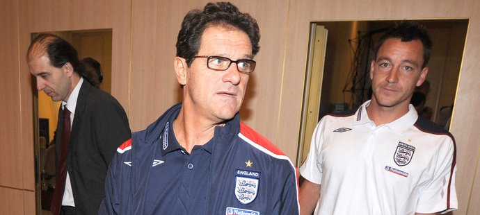 Fabio Capello a John Terry. Na těchto dvou nyní v Anglii asi nejvíce záleží.