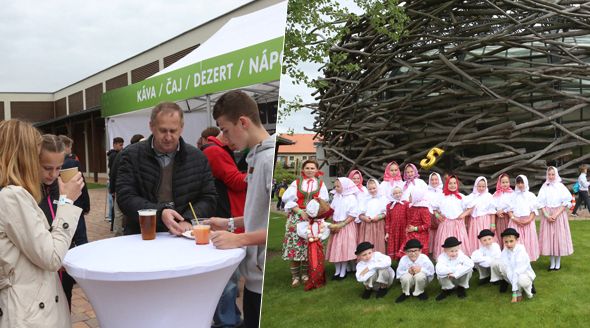 Dojení krav a úředníci: Babiš svolal na Čapí hnízdo rozlučku pro tisíce lidí.