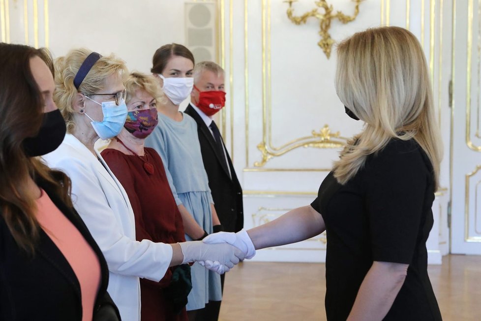 Slovenská prezidentka Zuzana Čaputová během pandemie nezahálí: Kromě politiků přijala lékaře, pracovníky sociálních služeb a vyrazila i mezi lidi