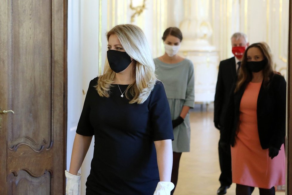 Slovenská prezidentka Zuzana Čaputová během pandemie nezahálí: Kromě politiků přijala lékaře, pracovníky sociálních služeb a vyrazila i mezi lidi.