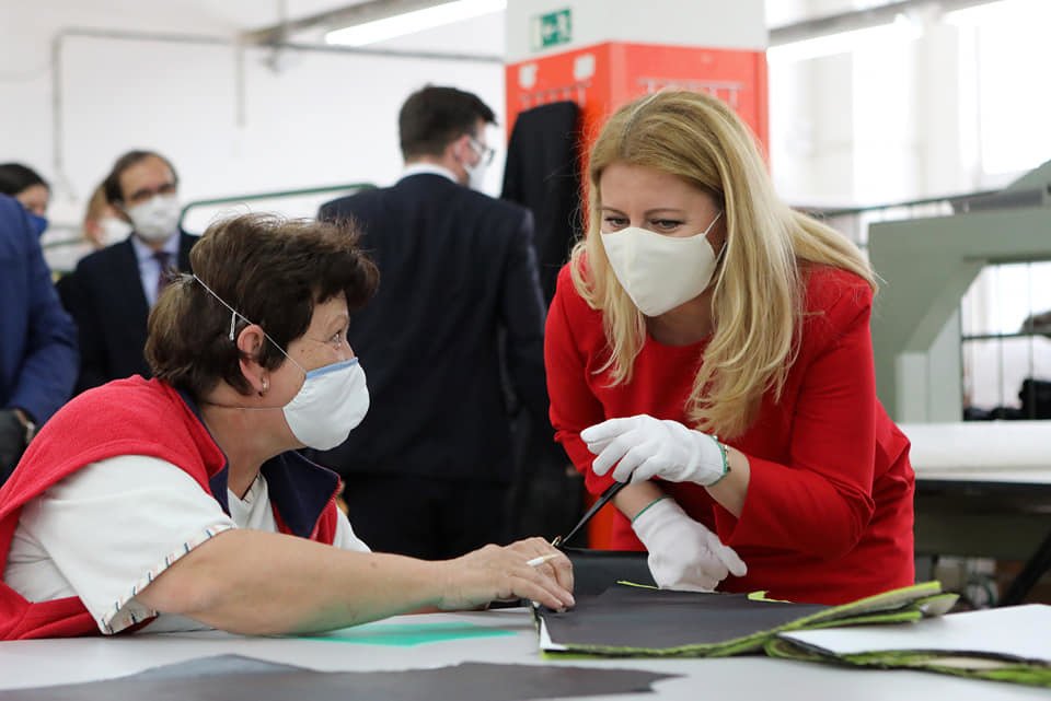 Slovenská prezidentka Zuzana Čaputová během pandemie nezahálí: Kromě politiků přijala lékaře, pracovníky sociálních služeb a vyrazila i mezi lidi.