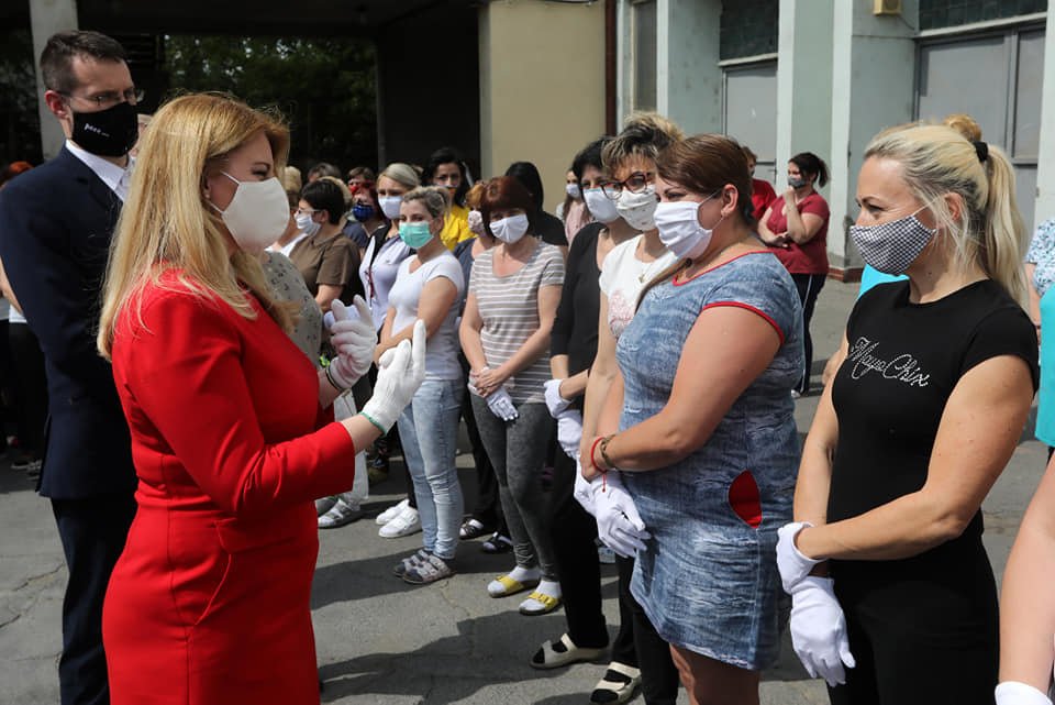 Slovenská prezidentka Zuzana Čaputová během pandemie nezahálí: Kromě politiků přijala lékaře, pracovníky sociálních služeb a vyrazila i mezi lidi