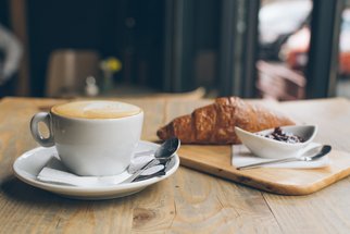 Mléčná pěna jako z kavárny i bez šlehače: Připravte si perfektní domácí latte!