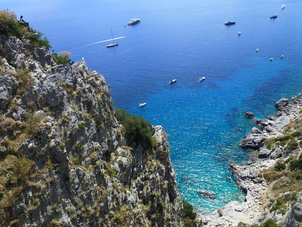 Na fotkách vypadá ostrov Capri úchvatně, v realitě je ale v obložení turistů.