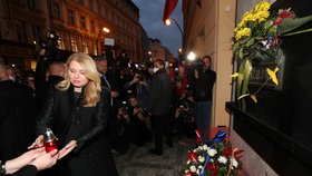 Slovenská prezidentka Zuzana Čaputová položila kytici a zapálila svíčku u pomníku listopadových událostí z roku 1989 Národní třídě. (16. 11. 2021)