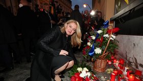 Slovenská prezidentka Zuzana Čaputová položila kytici a zapálila svíčku u pomníku listopadových událostí z roku 1989 Národní třídě (16. 11. 2021).