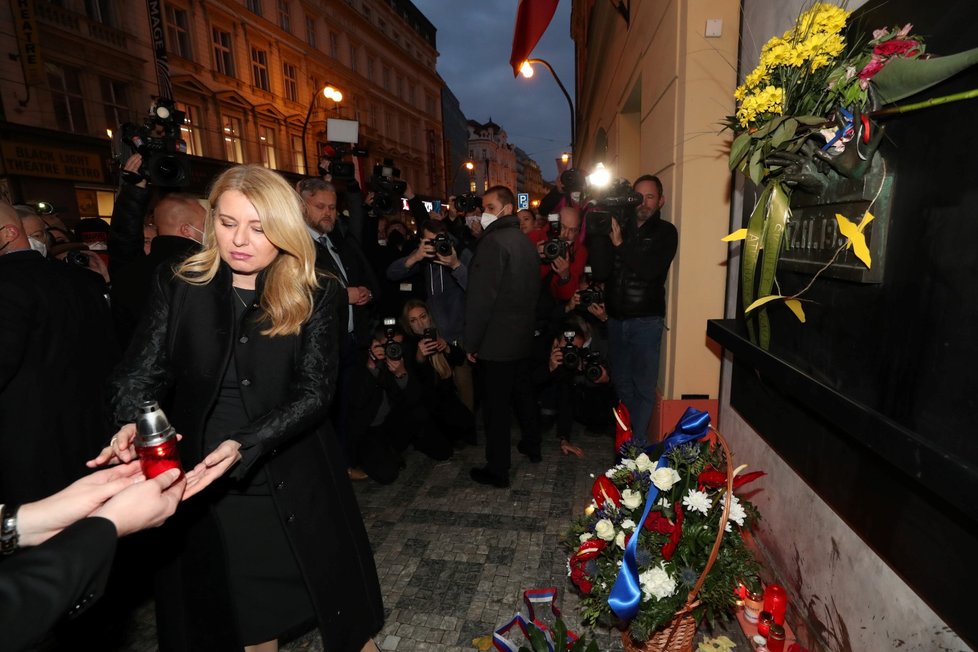 Slovenská prezidentka Zuzana Čaputová položila kytici a zapálila svíčku u pomníku listopadových událostí z roku 1989 Národní třídě. (16. 11. 2021)