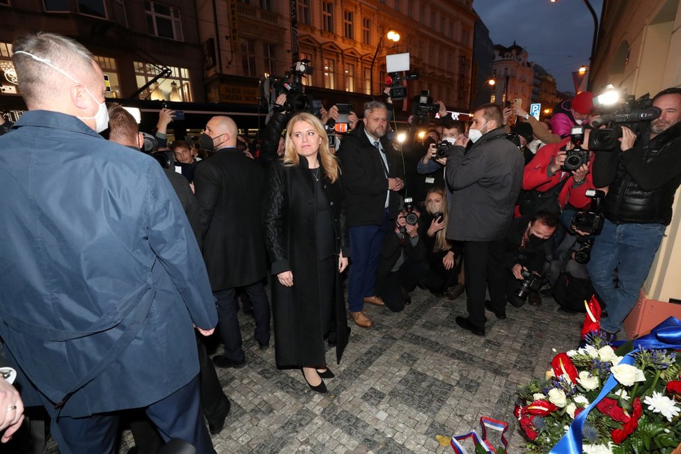 Slovenská prezidentka Zuzana Čaputová položila kytici a zapálila svíčku u pomníku listopadových událostí z roku 1989 Národní třídě. (16. 11. 2021)