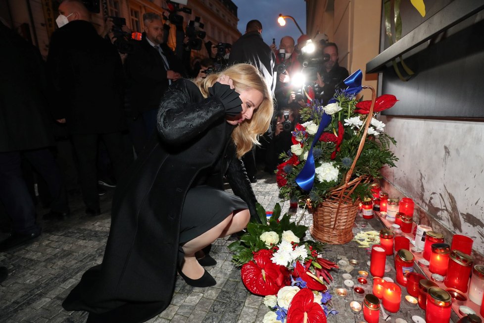 Slovenská prezidentka Zuzana Čaputová položila kytici a zapálila svíčku u pomníku listopadových událostí z roku 1989 Národní třídě. (16. 11. 2021)