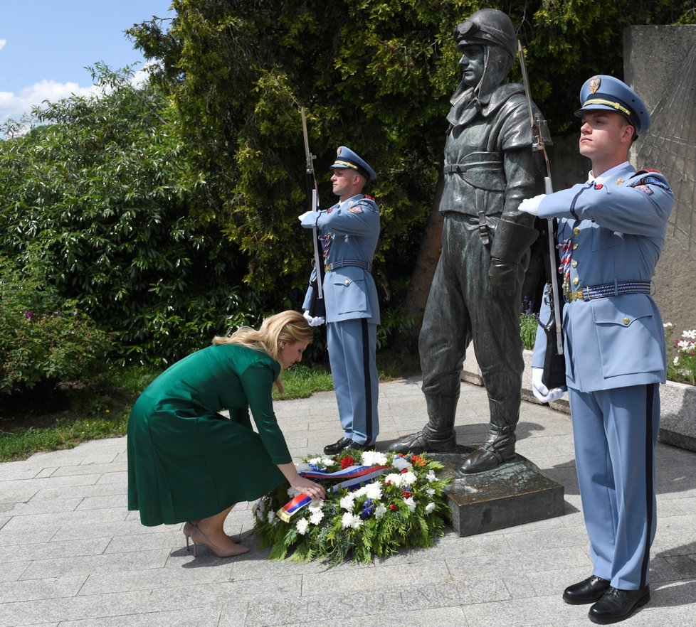 Slovenská prezidentka Zuzana Čaputová (vlevo) při své první oficiální návštěvě České republiky 20. června 2019 položila v Praze na Petříně věnec k soše jednoho ze zakladatelů Československa Milana Rastislava Štefánika.