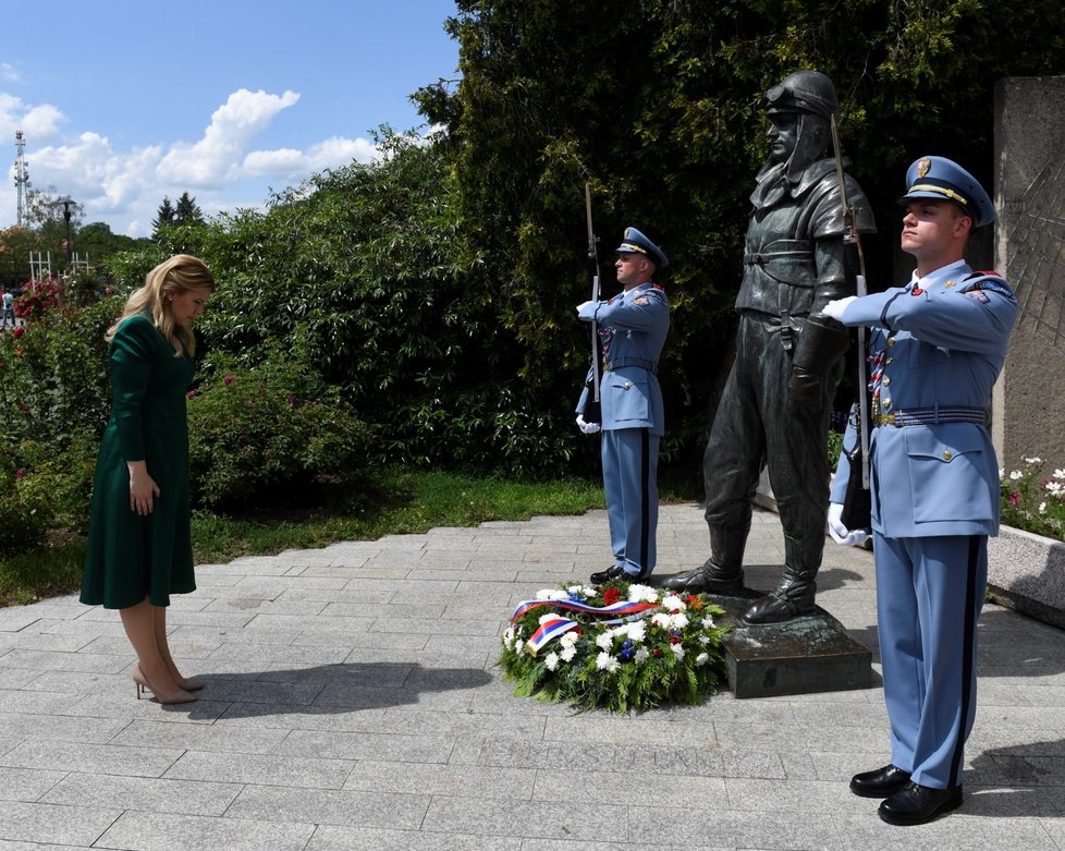 Slovenská prezidentka Zuzana Čaputová (vlevo) při své první oficiální návštěvě České republiky 20. června 2019 položila v Praze na Petříně věnec k soše jednoho ze zakladatelů Československa Milana Rastislava Štefánika.