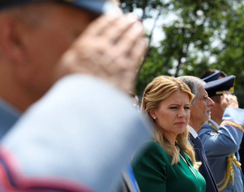 Slovenská prezidentka Zuzana Čaputová (vlevo) při své první oficiální návštěvě České republiky 20. června 2019 položila v Praze na Petříně věnec k soše jednoho ze zakladatelů Československa Milana Rastislava Štefánika.