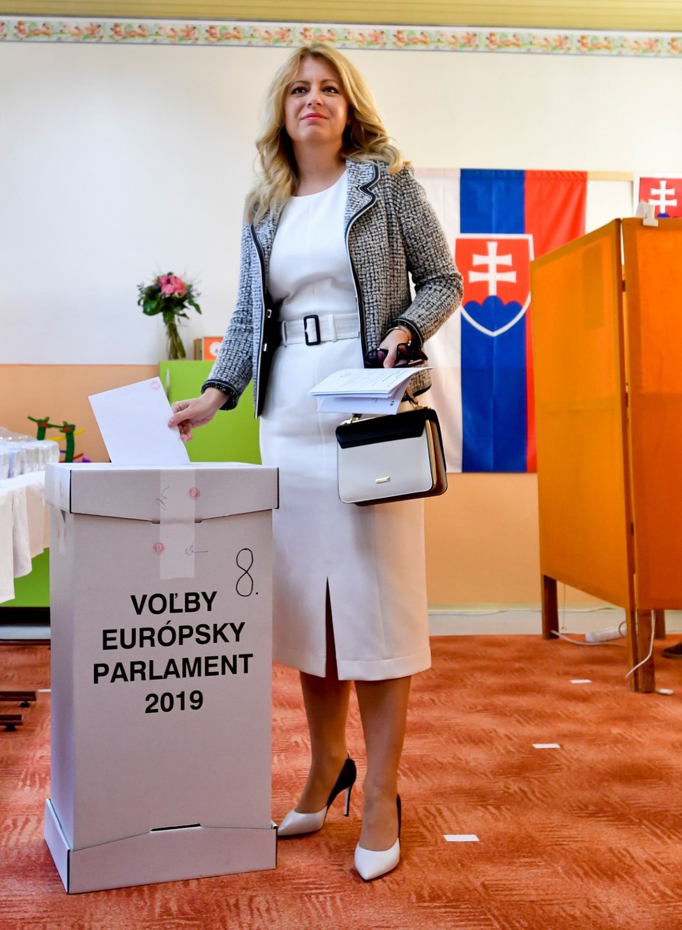Budoucí slovenská prezidentka Zuzana Čaputová má už odvoleno. Své hlasy odevzdala v Pezinku, kde s rodinou bydlí a odkud se nechce stěhovat
