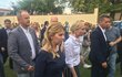 Z Lichtenštejnského paláce šla slovenská prezidentka Zuzana Čaputová na koncert na Kampě se svojí družinou pěšky. (20. 6. 2019)