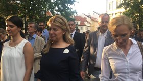 Z Lichtenštejnského paláce šla slovenská prezidentka Zuzana Čaputová na koncert na Kampě se svojí družinou pěšky. (20. 6. 2019)