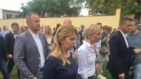 Z Lichtenštejnského paláce šla slovenská prezidentka Zuzana Čaputová na koncert na Kampě se svojí družinou pěšky. (20. 6. 2019)
