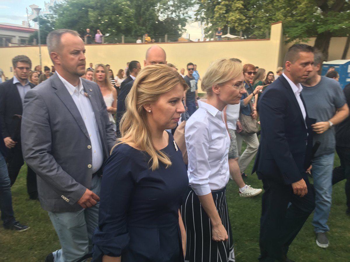 Z Lichtenštejnského paláce šla slovenská prezidentka Zuzana Čaputová na koncert na Kampě se svojí družinou pěšky. (20. 6. 2019)