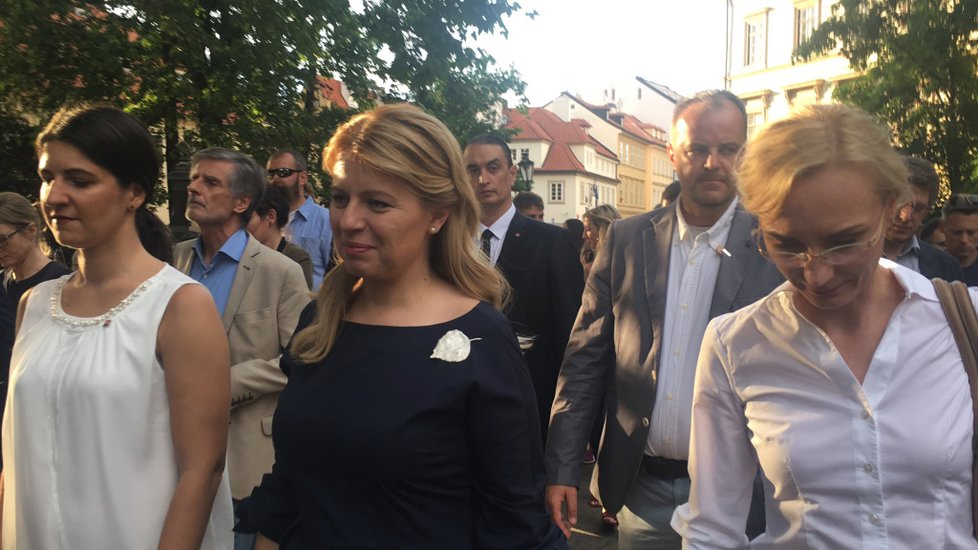 Zuzana Čaputová při příchodu na koncert na pražské Kampě