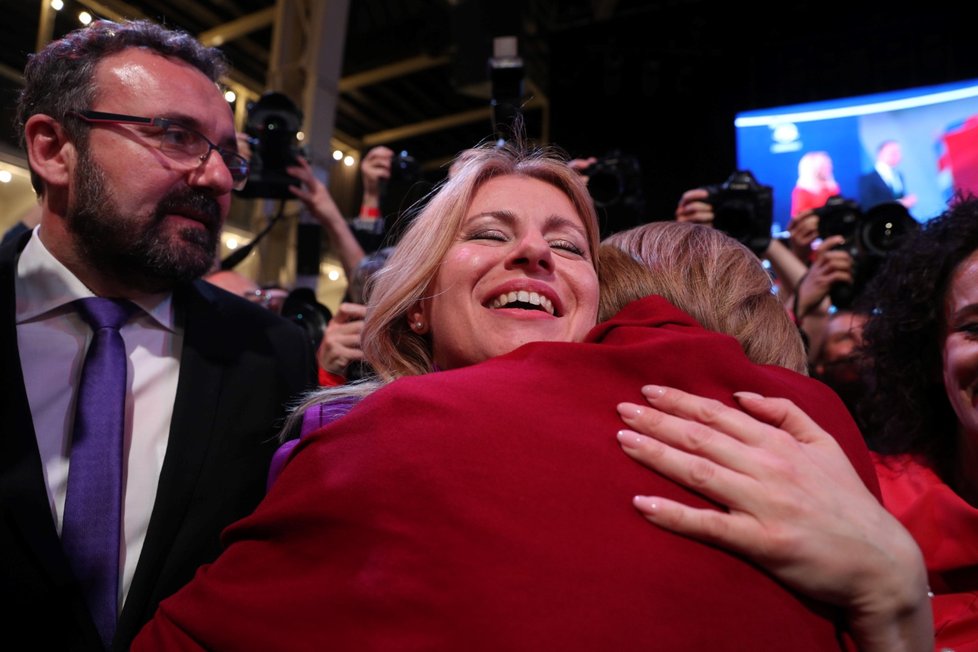 Zuzana Čaputová přijímá gratulace ke zvolení historicky první slovenskou prezidentkou. Záda ji kryje budoucí první muž Slovenska, partner Petr Konečný.