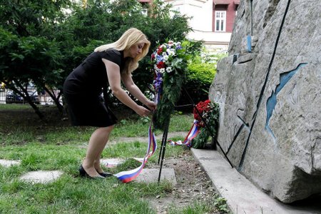Zuzana Čaputová uctila památku obětí komunistického režimu. V centru Bratislavy zavzpomínala především na Miladu Horákovou (27.6.2020)