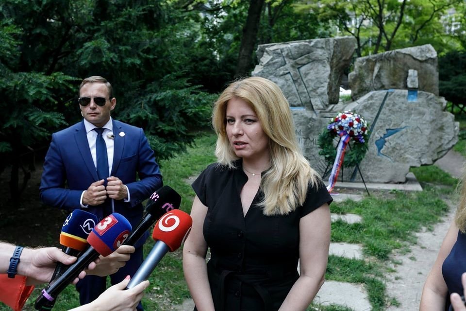 Zuzana Čaputová uctila památku obětí komunistického režimu. V centru Bratislavy zavzpomínala především na Miladu Horákovou. (27.6.2020)