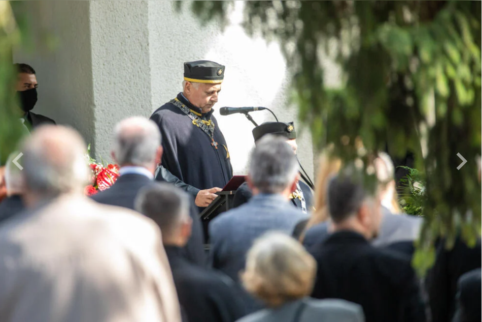 Pohřbu otce Zuzany Čaputové se účastnili také zástupci řádu rytířů vína, ke kterému se Štefan Strapák hlásil.