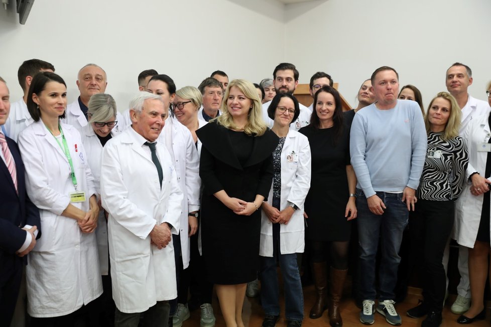 Slovenská prezidentka Zuzana Čaputová (druhá zleva) navštívila Fakultní nemocnici v Motole (22.11.2023)