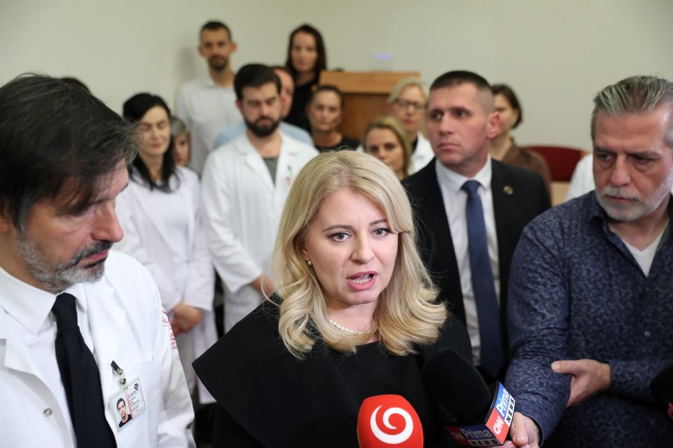 Slovenská prezidentka Zuzana Čaputová (druhá zleva) navštívila Fakultní nemocnici v Motole (22.11.2023).