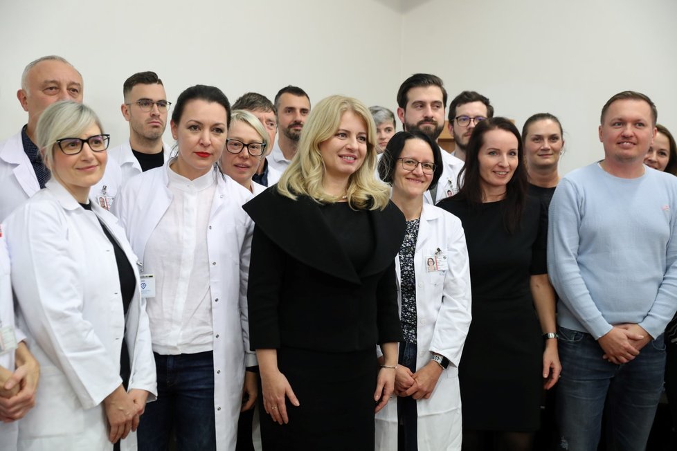 Slovenská prezidentka Zuzana Čaputová (druhá zleva) navštívila Fakultní nemocnici v Motole (22.11.2023)