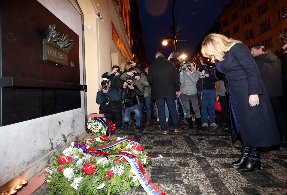 Slovenská prezidentka Zuzana Čaputová položila věnec k památníku 17. listopadu 1989. (12.11.2019)