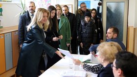 Zuzana Čaputová s rodinou u slovenských parlamentních voleb