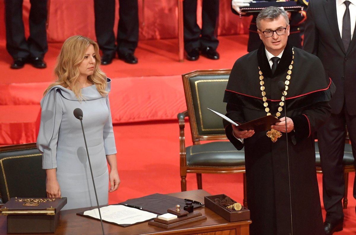 Zuzana Čaputová se na Slovensku ujala prezidentského úřadu (15. 6. 2019)