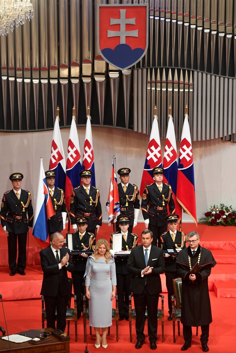 Zuzana Čaputová se na Slovensku ujala prezidentského úřadu. (15. 6. 2019)