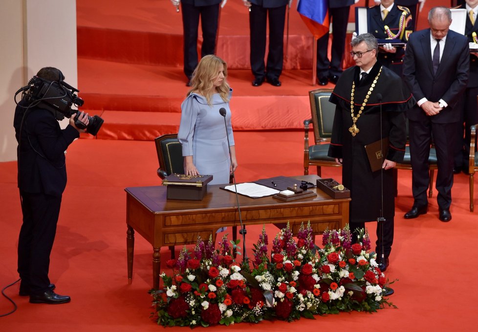 Zuzana Čaputová se na Slovensku ujala úřadu. (15. 6. 2019)