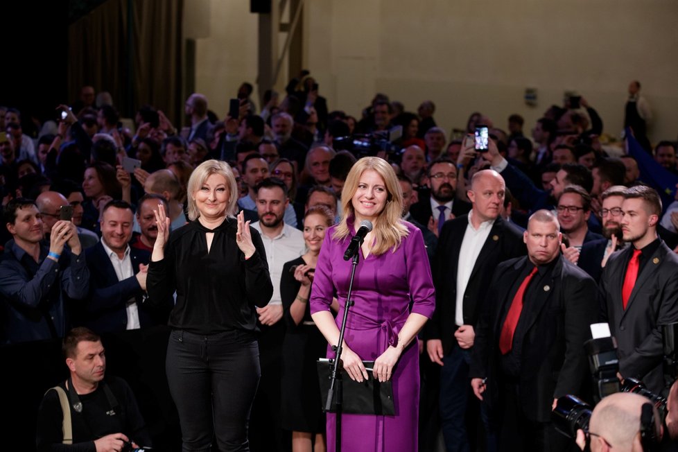 Zuzana Čaputová při jednom ze svých projevů při volební noci. Příští slovenskou prezidentkou bude ona.