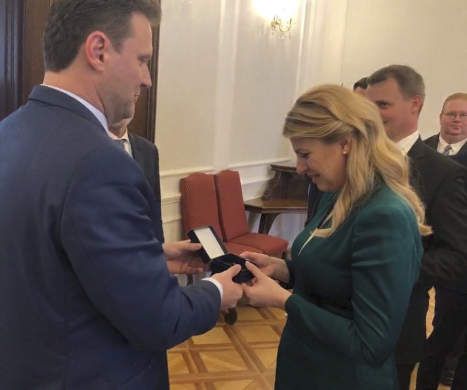 Slovenská prezidentka Zuzana Čaputová dostala od předsedy Sněmovny Radka Vondráčka brož zdobenou českými granáty.