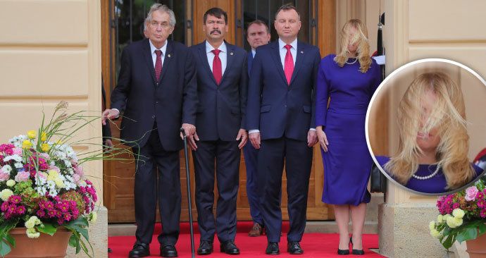 Zpoždění Čaputové i milý „János a Andrzej“. Zeman zahájil summit V4, prezidentku pozlobil vítr.