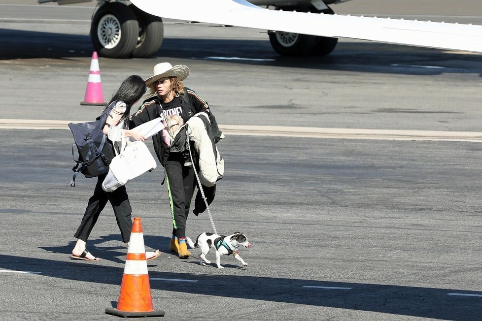 Cara Delevingne na letišti Van Nuys v LA vypadala příšerně. Nakonec se nikam neletělo.