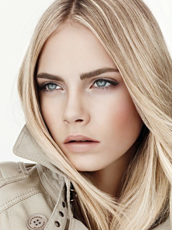 Cara Delevingne v kampani pro Burberry