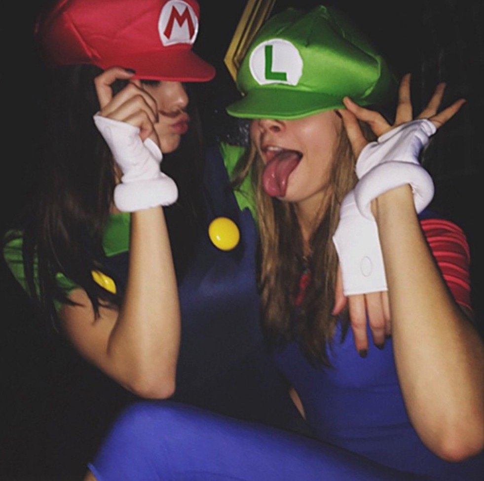 Cara Delevingne s Kendall Jenner jako Mario a Luigi.
