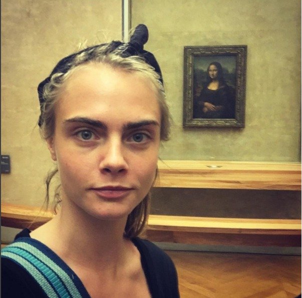 Cara Delevingne ve svém volném čase snad nikdy nechodí nalíčená. Není divu, užije si toho až až při módních foceních.