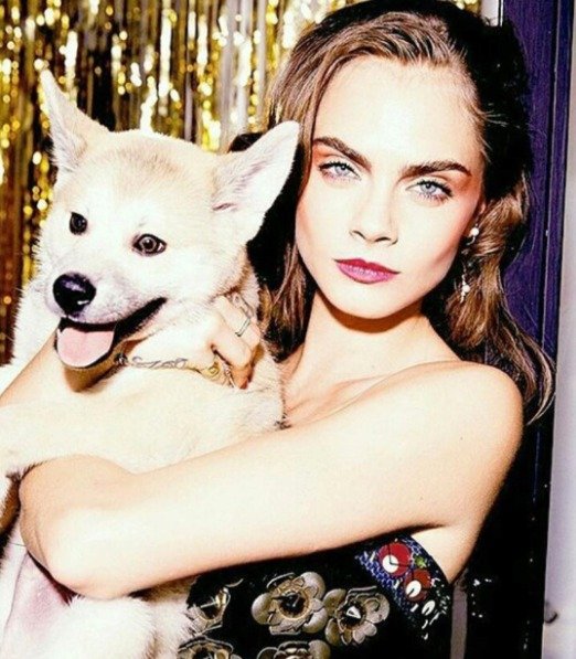 Cara Delevingne a její pejsek Leo. Vzala ho dokonce na přehlídku Chanel a čtyřnohý chlupáč si akci užil z přední řady!